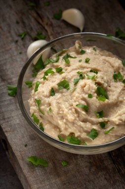 Ev yapımı haşlanmış fasulye, yağ ve sarımsak kasede - yakın görüş