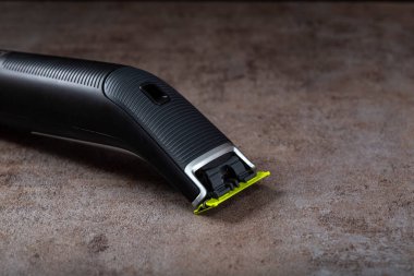 Koyu arkaplanda fotokopi alanı olan elektrikli tıraş makinesi