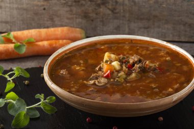 Doğu Avrupa geleneksel çorbası ya da et ve sebzelerle siyah bir levhada yapılan borç.