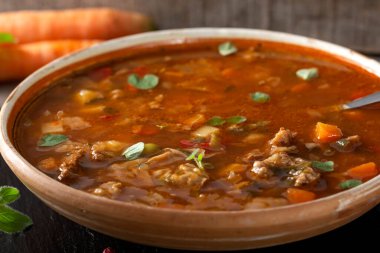 Doğu Avrupa geleneksel ekşi çorba ya da et ve sebzelerle koyu bir levhada yapılan borç çorbası. 
