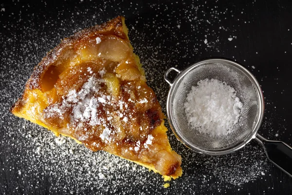 Pudra şekerli bir dilim elmalı pasta.