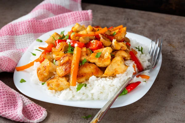 Kızarmış tavuklu pilav ve diğer sebzeler.