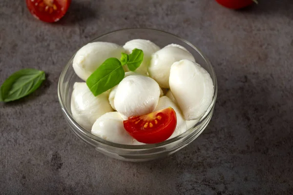 Mozzarella peynirli toplar, vişneli domates ve fesleğenli cam kase