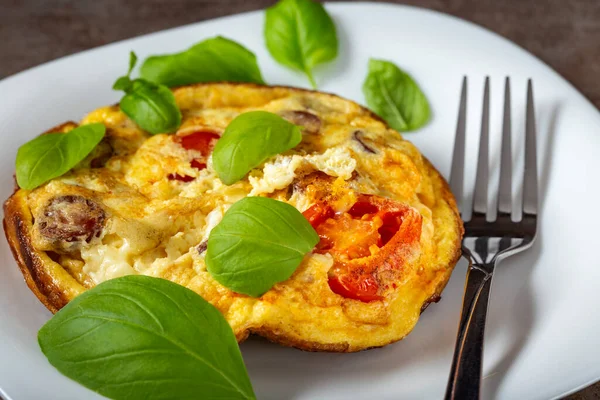 Kahvaltı - Domuz sosisli omlet, peynir, soğan ve beyaz tabakta vişneli domates