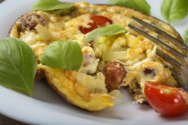 Kahvaltı yemeği - Domuz sosisli omlet, peynir, soğan ve vişneli domates - yakın görüş