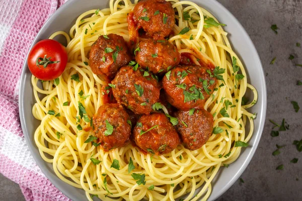 Domuz etli, köfteli ve domates soslu spagetti.