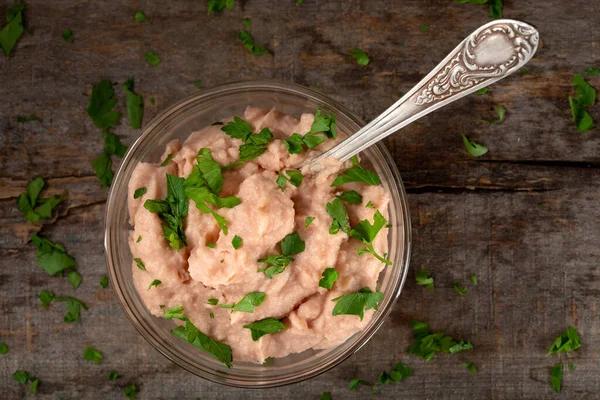 Mantardan yapılan sebze ezmesi ve kaşıkla yapılan diğer sebzeler.