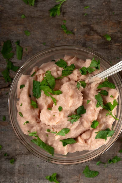 Mantardan yapılan sebze ezmesi ve kaşıkla yapılan diğer sebzeler.