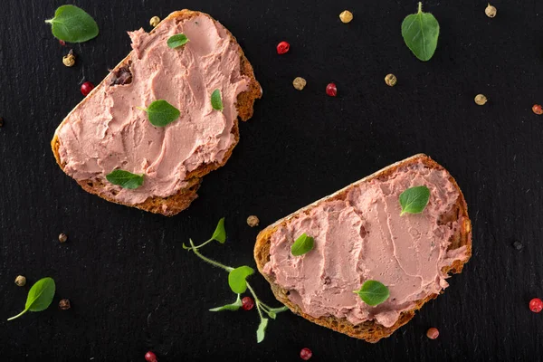 Domuz eti ve tatlı kızılcık reçelli hindi ciğerli açık sandviçler.