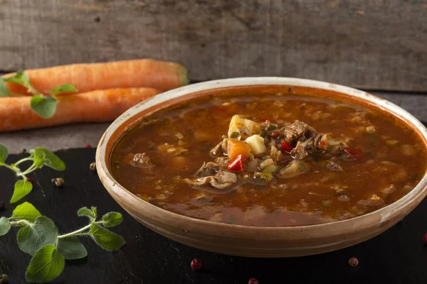 Doğu Avrupa geleneksel çorbası ya da et ve sebzelerle siyah bir levhada yapılan borç.