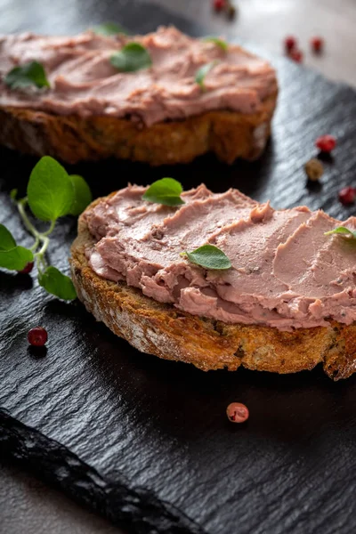 Yaban mersini reçelli domuz eti ve hindi ciğerinden yapılmış açık sandviçler.