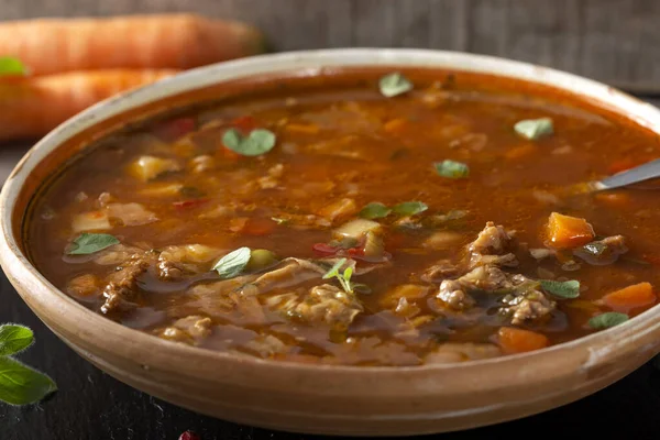 Doğu Avrupa geleneksel ekşi çorba ya da et ve sebzelerle koyu bir levhada yapılan borç çorbası. 