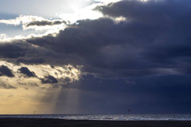 Ostend, Belçika 'daki Kuzey Denizi plajında fırtınadan önce gökyüzü - bahar mevsimi