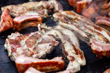 Izgarada domuz eti kızartıyoruz. Kapatın.