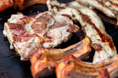 Izgarada domuz eti kızartıyoruz. Kapatın.