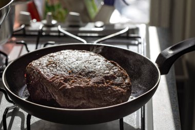 Tavada et ve yağ kızartıyorum.