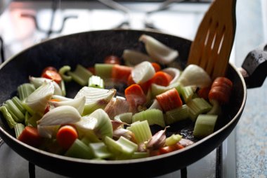 Kızarmış soğan, kereviz, sarımsak ve zeytinyağlı havuç.