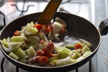 Kızarmış soğan, kereviz, sarımsak ve zeytinyağlı havuç.