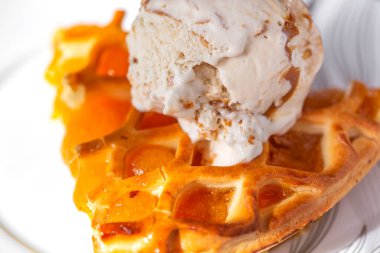 Tabağında meyveli kurabiye olan dondurma. Yakın çekim.