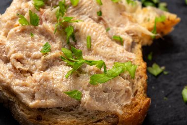 Ekmek domuz etli börek ve karanlık bir sayfada otlar - yakın görünüm