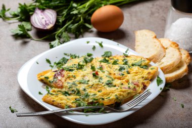 Taze omlet ve doğranmış maydanoz.