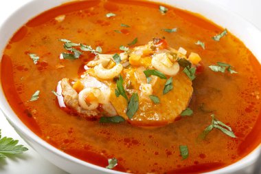 Domates soslu tavuk çorbası, sebze ve erişte.