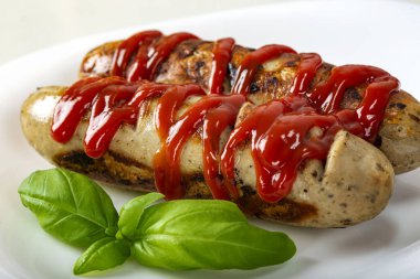 İki domuz sosisi ve bol ketçaplı yeşil fesleğen.