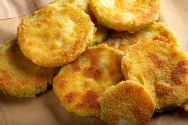 Kağıt üzerinde kızarmış kabak dilimleri.