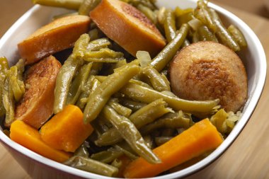 Yeşil bezelyelerden yapılmış güveç kasede domuz sosisi - yakın görüş