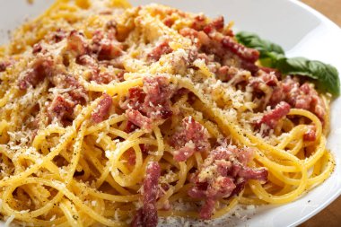 Peynirli ve biberli spagetti carbonara