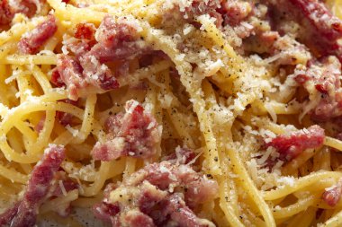 Peynirli ve karabiberli spagetti carbonara. Yakın görüş.