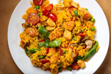 Geleneksel İspanyol paella deniz ürünleri ve tabakta tavuk eti - üst manzara