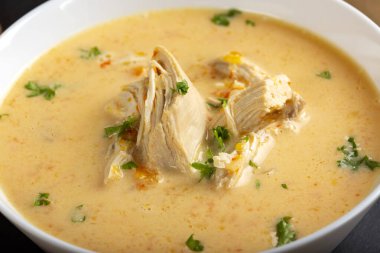 Ciorba radauteana - Romanya geleneksel kremalı tavuk çorbası ve sarımsaklı beyaz kase