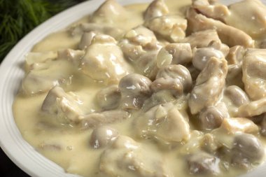 Mantarlı tavuk eti ve krema.