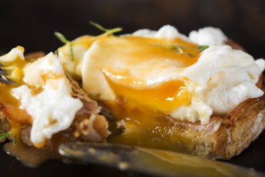 Ev yapımı Benedict yumurtaları yemek - yakın görüş