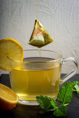 Yeşil çayı limon ve nane ile hazırlıyorum.