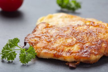 Siyah tahtada domuz şnitzel - yakın görünüm