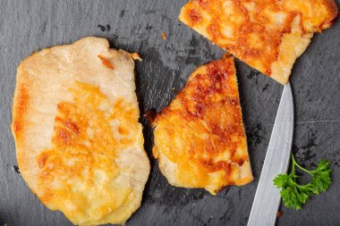 Siyah tahtada domuz şnitzel - üst görünüm