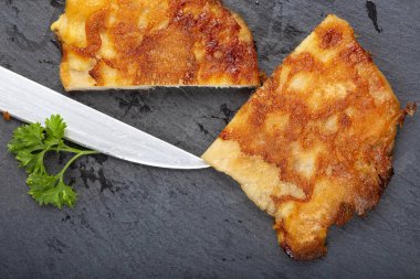 Siyah tahtada domuz şnitzel - üst görünüm