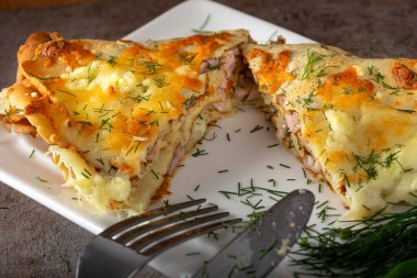 Jambonlu krep ve taze doğranmış dereotlu peynir.