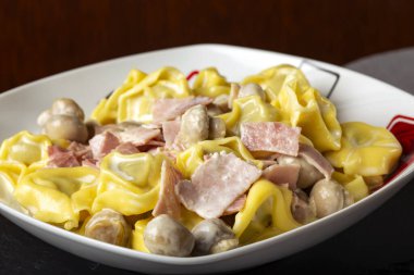 Kremalı, mantarlı ve jambonlu Ravioli pastası.