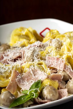 Kremalı, mantarlı ve jambonlu Ravioli pastası.