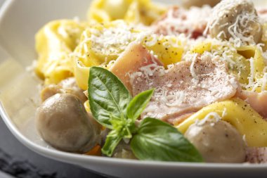 Kremalı, mantarlı ve jambonlu Ravioli makarnası.