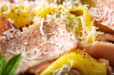 Kremalı, mantarlı ve jambonlu Ravioli makarnası.