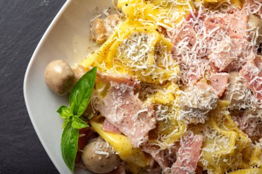 Kremalı, mantarlı ve jambonlu Ravioli makarnası.