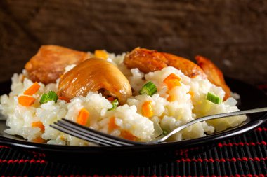 Kızarmış tavuk, pilav ve taze sebze.