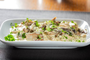 Mantarlı tavuk eti ve otlu krema.