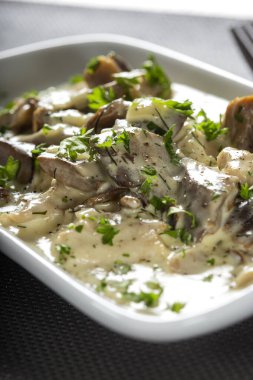 Mantarlı tavuk eti ve otlu krema - yakın görüş