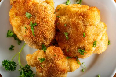 Karnabahar kızarmış tabak ve doğranmış maydanoz.