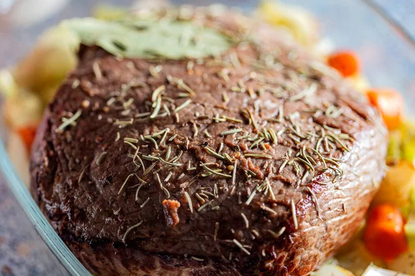 Sebzeli ve otlu et parçası. Yakın görüş.